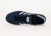 adidas Handball Spezial Collegiate Navy Clear Sky BD7633, sneaker basse en suède bleu marine avec trois bandes bleu ciel et semelle gomme marron.