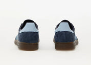 adidas Handball Spezial Collegiate Navy Clear Sky BD7633, sneaker basse en suède bleu marine avec trois bandes bleu ciel et semelle gomme marron.