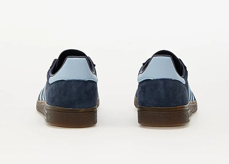 adidas Handball Spezial Collegiate Navy Clear Sky BD7633, sneaker basse en suède bleu marine avec trois bandes bleu ciel et semelle gomme marron.