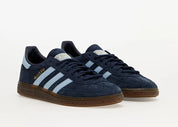 adidas Handball Spezial Collegiate Navy Clear Sky BD7633, sneaker basse en suède bleu marine avec trois bandes bleu ciel et semelle gomme marron.