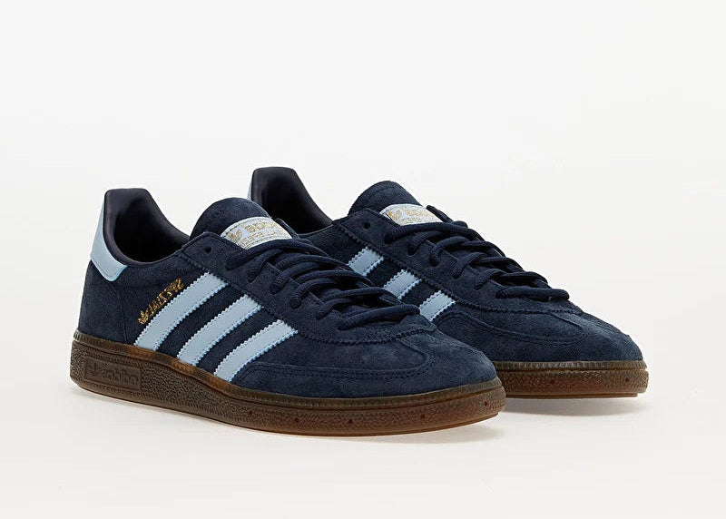 adidas Handball Spezial Collegiate Navy Clear Sky BD7633, sneaker basse en suède bleu marine avec trois bandes bleu ciel et semelle gomme marron.