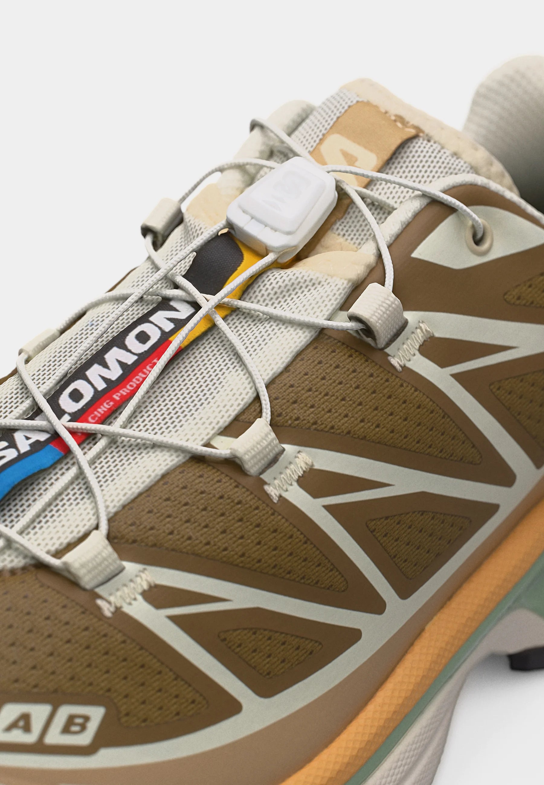 Salomon XT-6 Coyote Brown Sahara Sun avec tige en mesh brun, renforts synthétiques, détails Sahara Sun, technologies Quicklace, SensiFit, EnergyCell et semelle Contagrip.