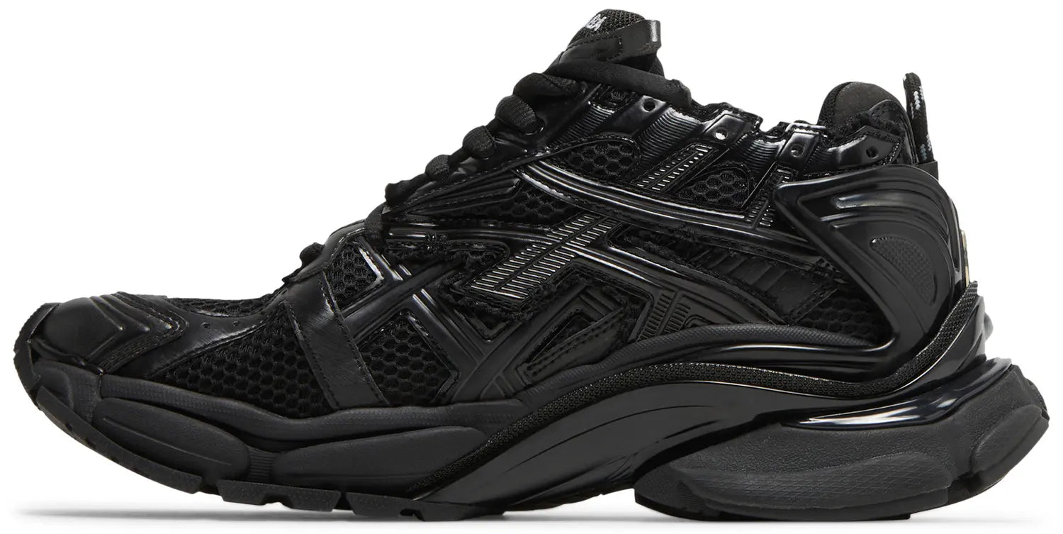 Texte alternatif (alt) :
Balenciaga Runner Black avec tige en mesh respirant, empiècements en cuir et matières synthétiques noires, silhouette running déstructurée et semelle épaisse en caoutchouc.