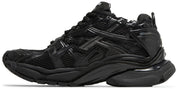 Texte alternatif (alt) :
Balenciaga Runner Black avec tige en mesh respirant, empiècements en cuir et matières synthétiques noires, silhouette running déstructurée et semelle épaisse en caoutchouc.