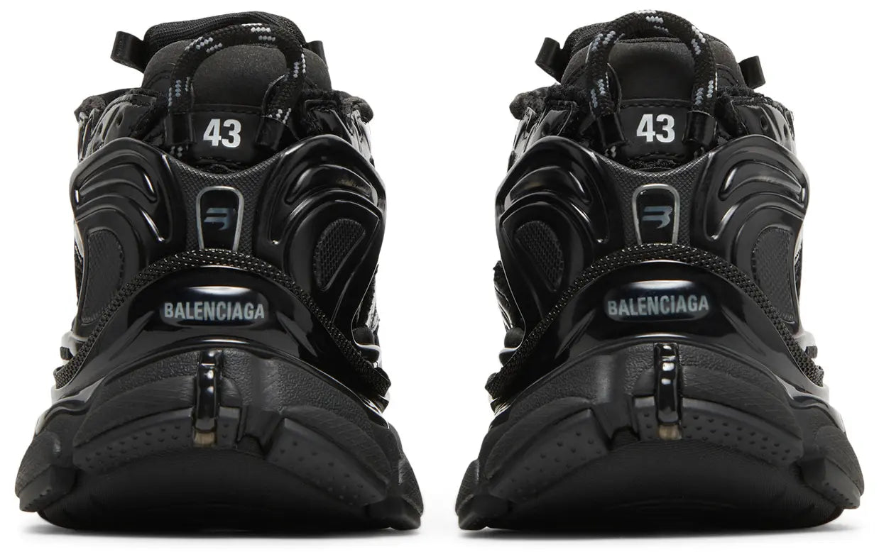 Texte alternatif (alt) :
Balenciaga Runner Black avec tige en mesh respirant, empiècements en cuir et matières synthétiques noires, silhouette running déstructurée et semelle épaisse en caoutchouc.