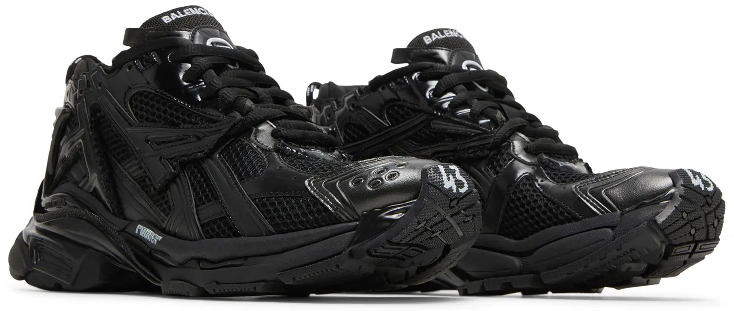 Texte alternatif (alt) :
Balenciaga Runner Black avec tige en mesh respirant, empiècements en cuir et matières synthétiques noires, silhouette running déstructurée et semelle épaisse en caoutchouc.