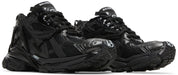 Texte alternatif (alt) :
Balenciaga Runner Black avec tige en mesh respirant, empiècements en cuir et matières synthétiques noires, silhouette running déstructurée et semelle épaisse en caoutchouc.