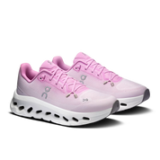 On Running Cloudtilt Bloom Sakura, sneaker lifestyle rose On Running équipée de la technologie CloudTec Phase® et de l'amorti Helion™ vue de 3/4 face. 