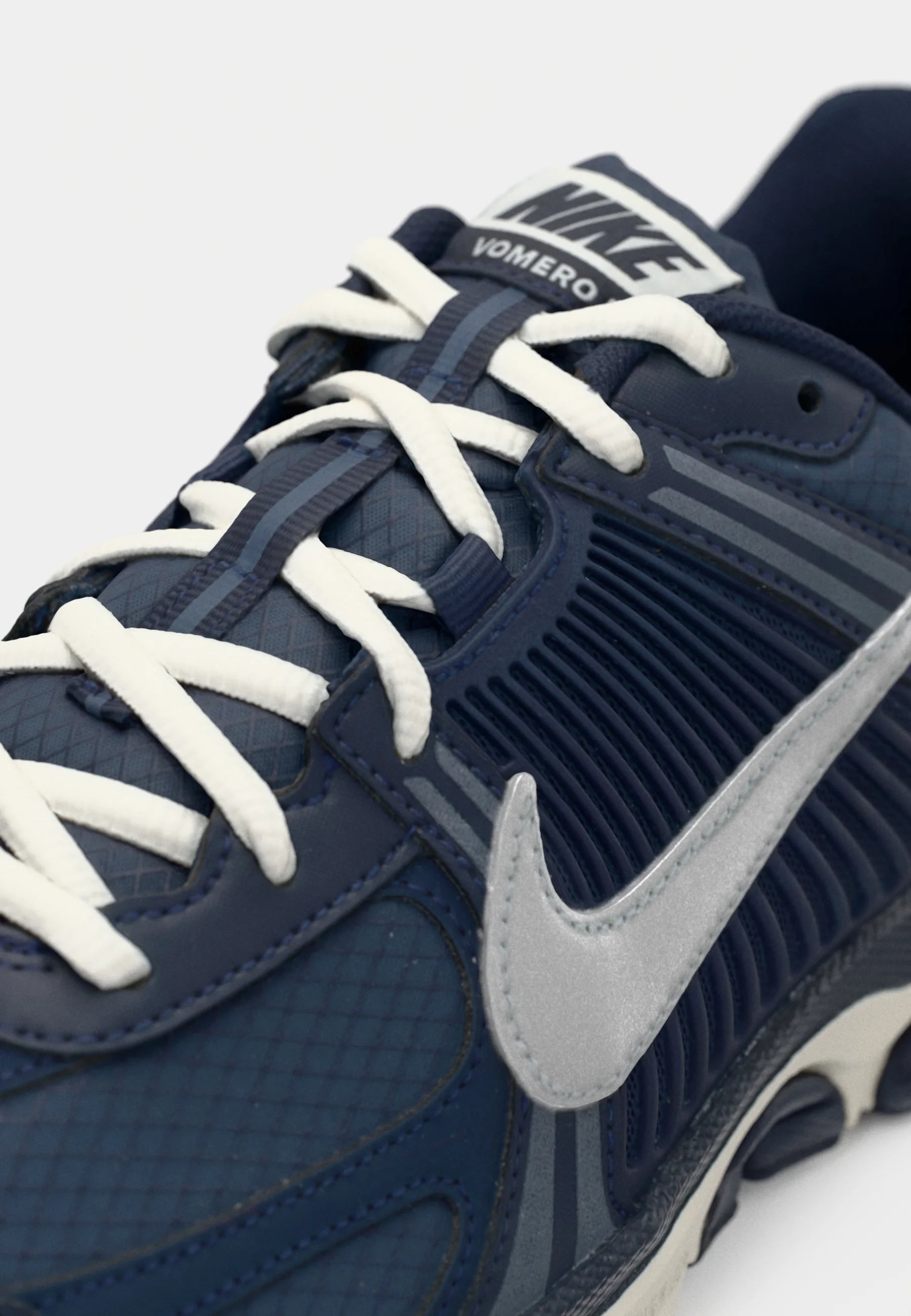 Sneakers Nike Zoom Vomero 5 SE en Blue Void et Midnight Navy avec mesh respirant et amorti Zoom Air premium.