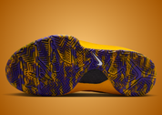 Nike Kobe 4 Draft Day Pack Los Angeles Lakers (GS) avec tige en mesh respirant, empiècements synthétiques blancs, violets et dorés, silhouette basse de basketball et semelle extérieure en caoutchouc.