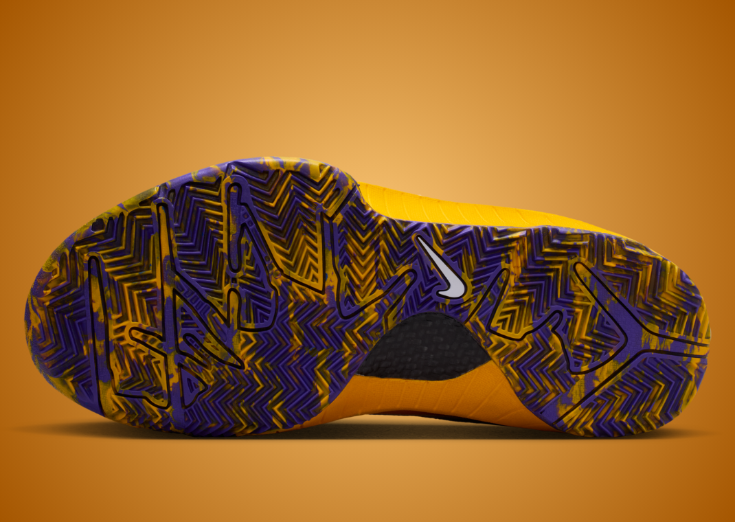 Nike Kobe 4 Draft Day Pack Los Angeles Lakers (GS) avec tige en mesh respirant, empiècements synthétiques blancs, violets et dorés, silhouette basse de basketball et semelle extérieure en caoutchouc.