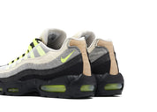 Nike Air Max 95 Denham en denim noir, gris et écru avec mesh blanc, détails Volt fluorescents et unités Max Air visibles.