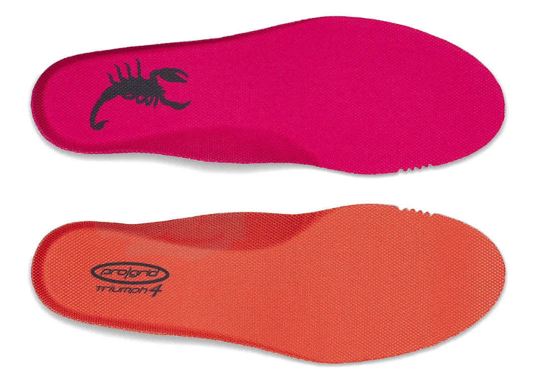 Saucony ProGrid Triumph 4 argentée métallique avec détails crimson et amorti ProGrid, édition Westside Gunn. Vue semelle intérieur