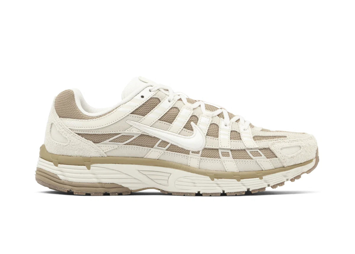 Nike P-6000 Light Orewood Brown beige et kaki avec tige en mesh, empiècements multicouches et semelle rétro-running.