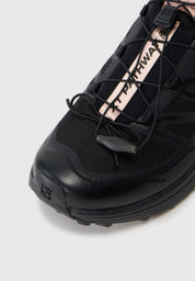 Salomon XT-Pathway 2 Satin Black Mahogany Rose, sneaker noire en mesh avec accents rose mahogany et semelle Contagrip technique. (zoom avant)