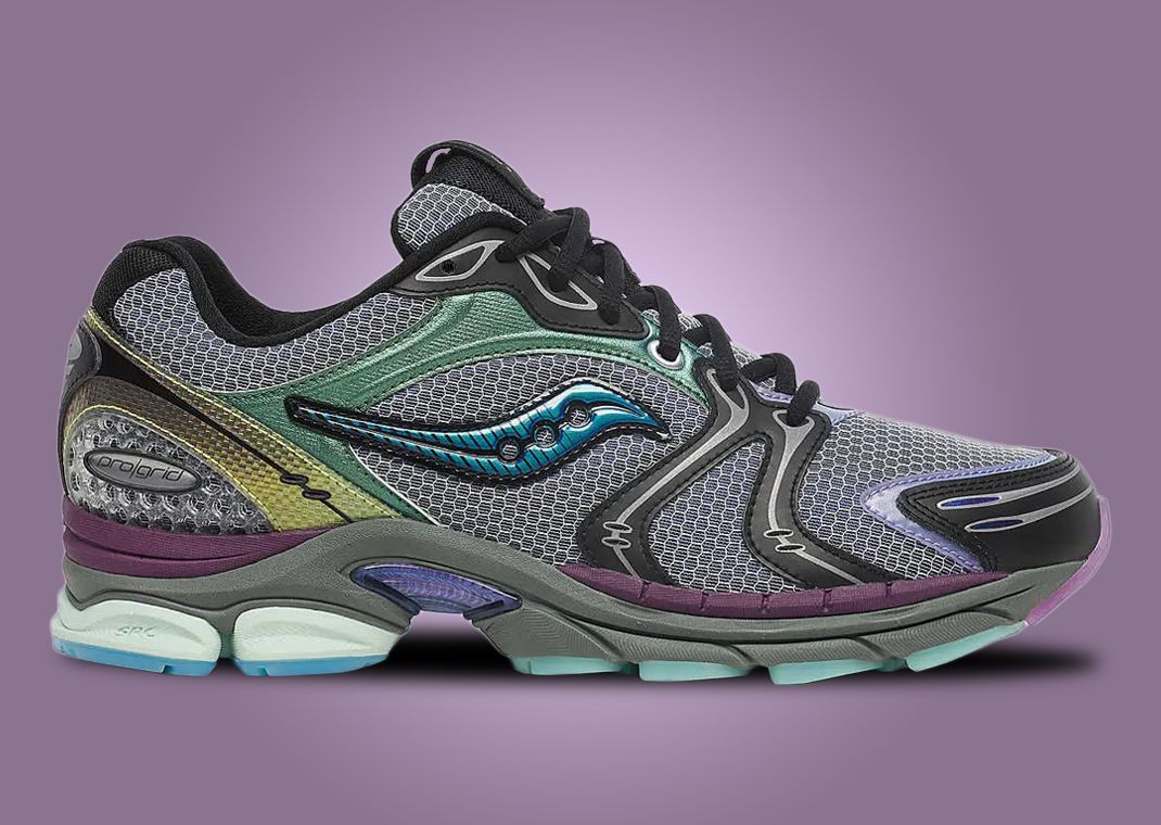 Saucony ProGrid Triumph 4 Winter Solstice Holographic, sneaker Saucony rétro-running au design Y2K avec empiècements techniques et détails holographiques.