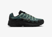 Nike P-6000 Anthracite Clay Green grise et noire avec tige textile, empiècements multicouches et détails vert Clay Green.