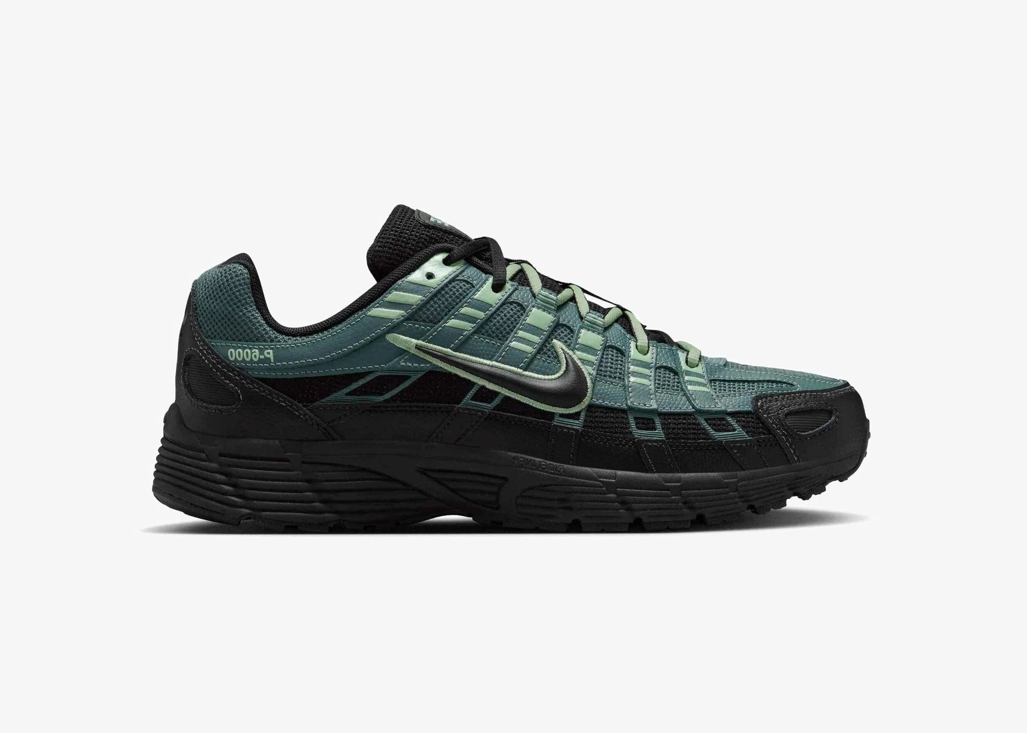 Nike P-6000 Anthracite Clay Green grise et noire avec tige textile, empiècements multicouches et détails vert Clay Green.