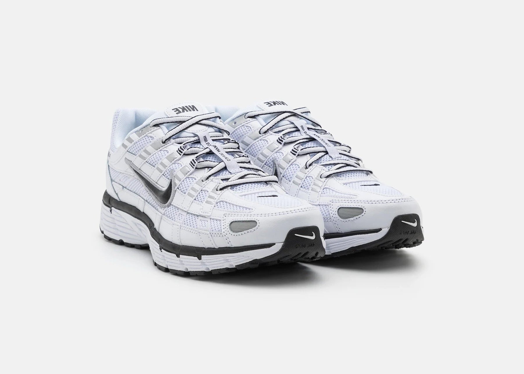 Nike P-6000 Platinum Tint Black gris clair avec tige en mesh, empiècements Platinum Tint, Swoosh noir et semelle rétro-running.