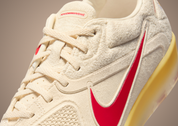 Sneaker Nike Cryoshot CTR360 Maestri II G-Dragon Peaceminusone Natural University Red avec tige crème, accents rouges, détails floraux signature et semelle Cryoshot futuriste.
