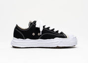 Découvrez la Maison Mihara Yasuhiro Hank OG Sole Canvas Low Black, une sneaker en toile noire avec semelle OG Sole sculptée en caoutchouc et silhouette basse au design expérimental.