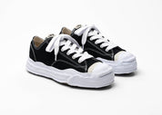 Découvrez la Maison Mihara Yasuhiro Hank OG Sole Canvas Low Black, une sneaker en toile noire avec semelle OG Sole sculptée en caoutchouc et silhouette basse au design expérimental.