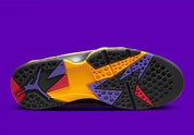Air Jordan 7 Retro SE Vachetta Tan DZ4729-200 en beige Vachetta Tan avec détails noirs, violets et orange inspirés de l’univers Afrobeats vue de dessous. 