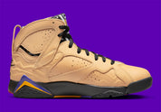 Air Jordan 7 Retro SE Vachetta Tan DZ4729-200 en beige Vachetta Tan avec détails noirs, violets et orange inspirés de l’univers Afrobeats vue de profil intérieur. 