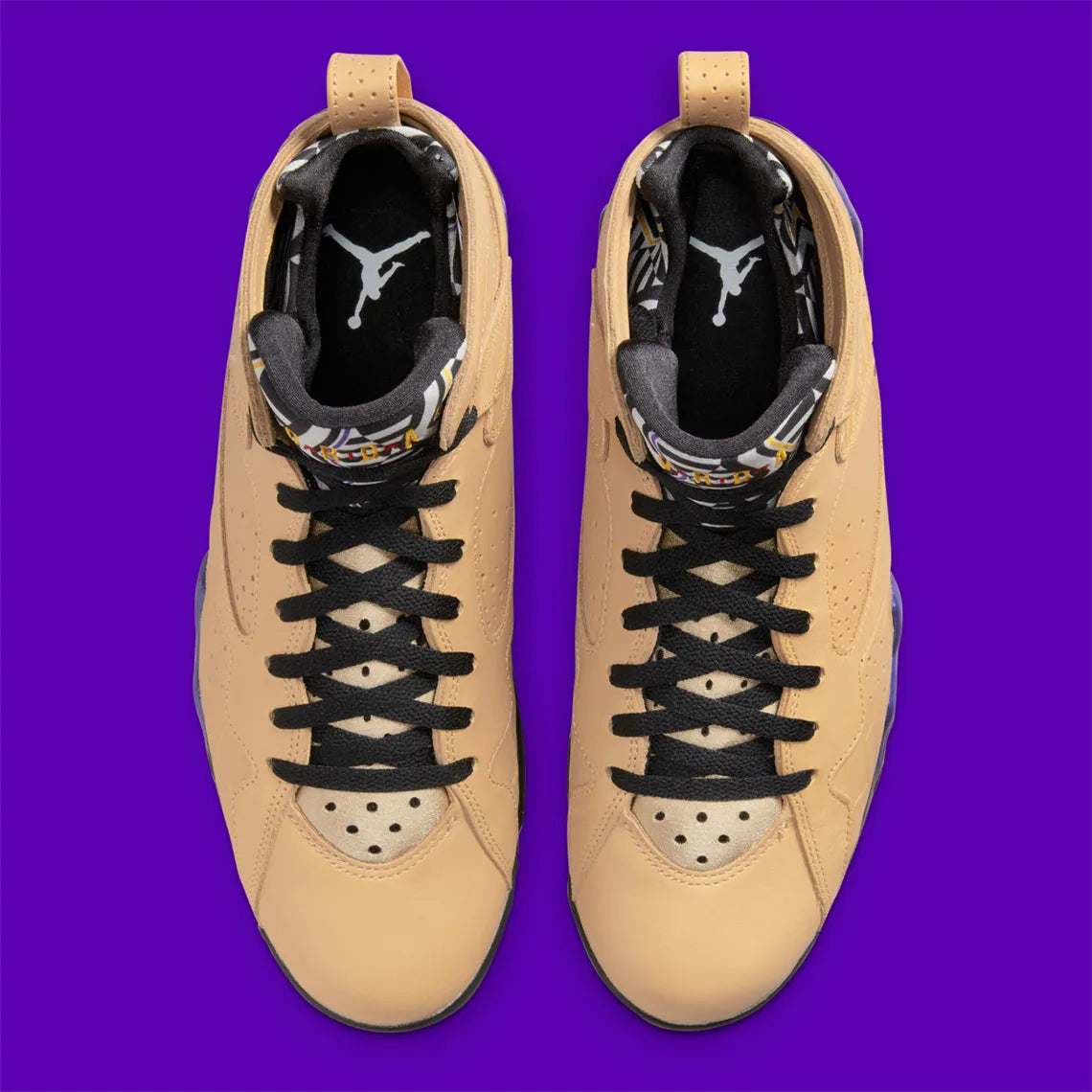 Air Jordan 7 Retro SE Vachetta Tan DZ4729-200 en beige Vachetta Tan avec détails noirs, violets et orange inspirés de l’univers Afrobeats vue du dessus. 