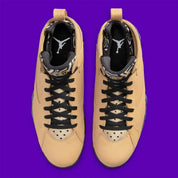 Air Jordan 7 Retro SE Vachetta Tan DZ4729-200 en beige Vachetta Tan avec détails noirs, violets et orange inspirés de l’univers Afrobeats vue du dessus. 