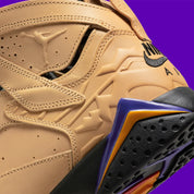 Vue zoomée sur les détails arrières de la Air Jordan 7 Retro SE Vachetta Tan DZ4729-200 en beige Vachetta Tan avec détails noirs, violets et orange inspirés de l’univers Afrobeats.