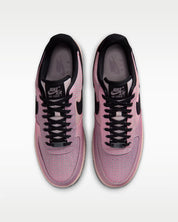 Sneaker Nike Air Force 1 Low LX Vibram Silt Red Black en cuir premium rouge et noir avec semelle Vibram et amorti Air classique.