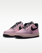 Sneaker Nike Air Force 1 Low LX Vibram Silt Red Black en cuir premium rouge et noir avec semelle Vibram et amorti Air classique.
