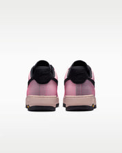 Sneaker Nike Air Force 1 Low LX Vibram Silt Red Black en cuir premium rouge et noir avec semelle Vibram et amorti Air classique.
