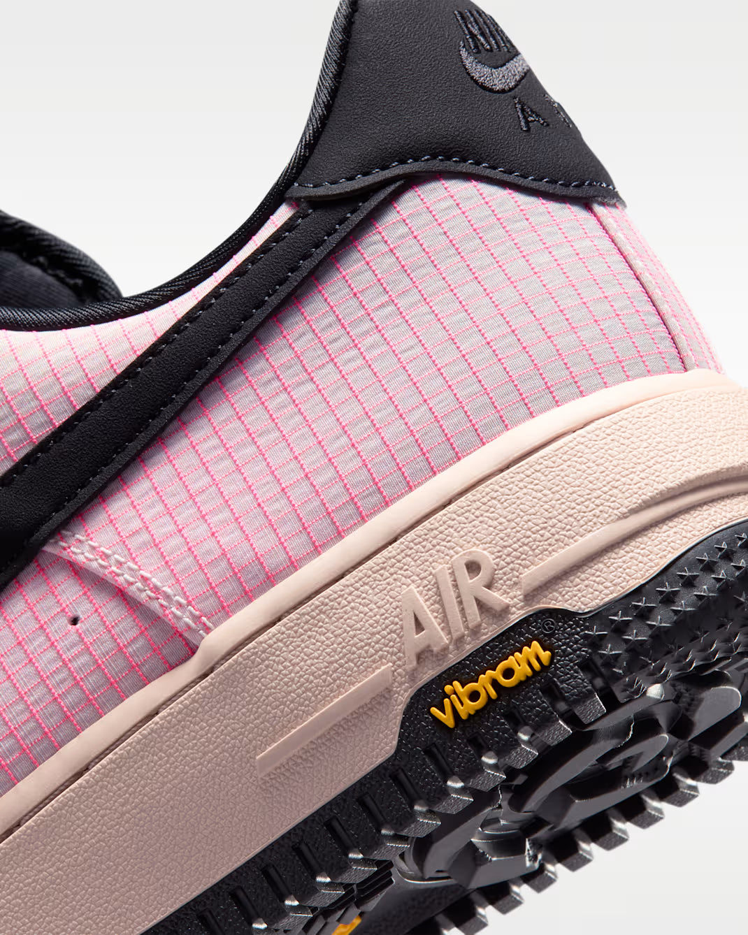 Sneaker Nike Air Force 1 Low LX Vibram Silt Red Black en cuir premium rouge et noir avec semelle Vibram et amorti Air classique.