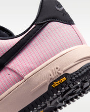 Sneaker Nike Air Force 1 Low LX Vibram Silt Red Black en cuir premium rouge et noir avec semelle Vibram et amorti Air classique.