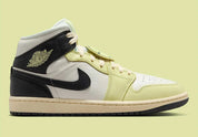 Chaussure de ville  AIR JORDAN 1 MID FALL LEAGUE vert , blanc , noir , semelle confortable , vu de profil 