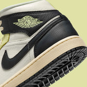 Chaussure de ville  AIR JORDAN 1 MID FALL LEAGUE vert , blanc , noir , semelle confortable , vu de coté