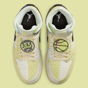 Chaussure de ville  AIR JORDAN 1 MID FALL LEAGUE vert , blanc , noir , semelle confortable , vu de haut 