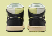 Chaussure de ville  AIR JORDAN 1 MID FALL LEAGUE vert , blanc , noir , semelle confortable , vu de derrière