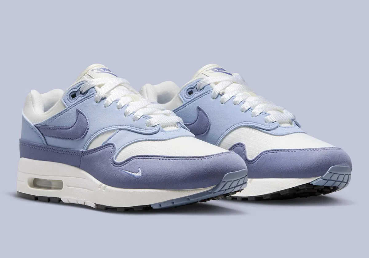 Chaussure de ville Nike Air Max 1 Light Armory Blue , semelle confortable , vue de 3/4