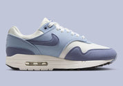 Chaussure de ville Nike Air Max 1 Light Armory Blue , semelle confortable , vue de profil