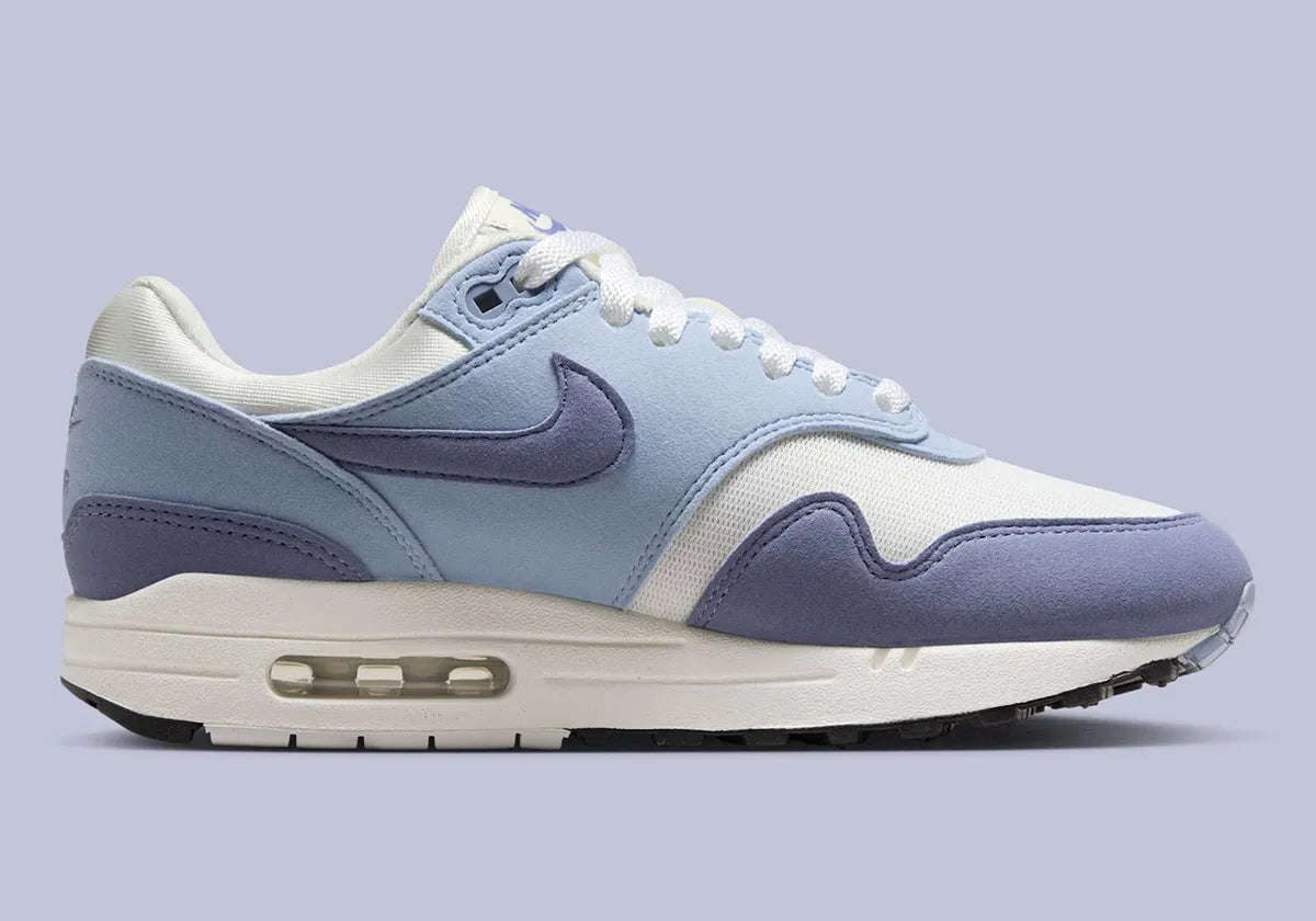 Chaussure de ville Nike Air Max 1 Light Armory Blue , semelle confortable , vue de profil