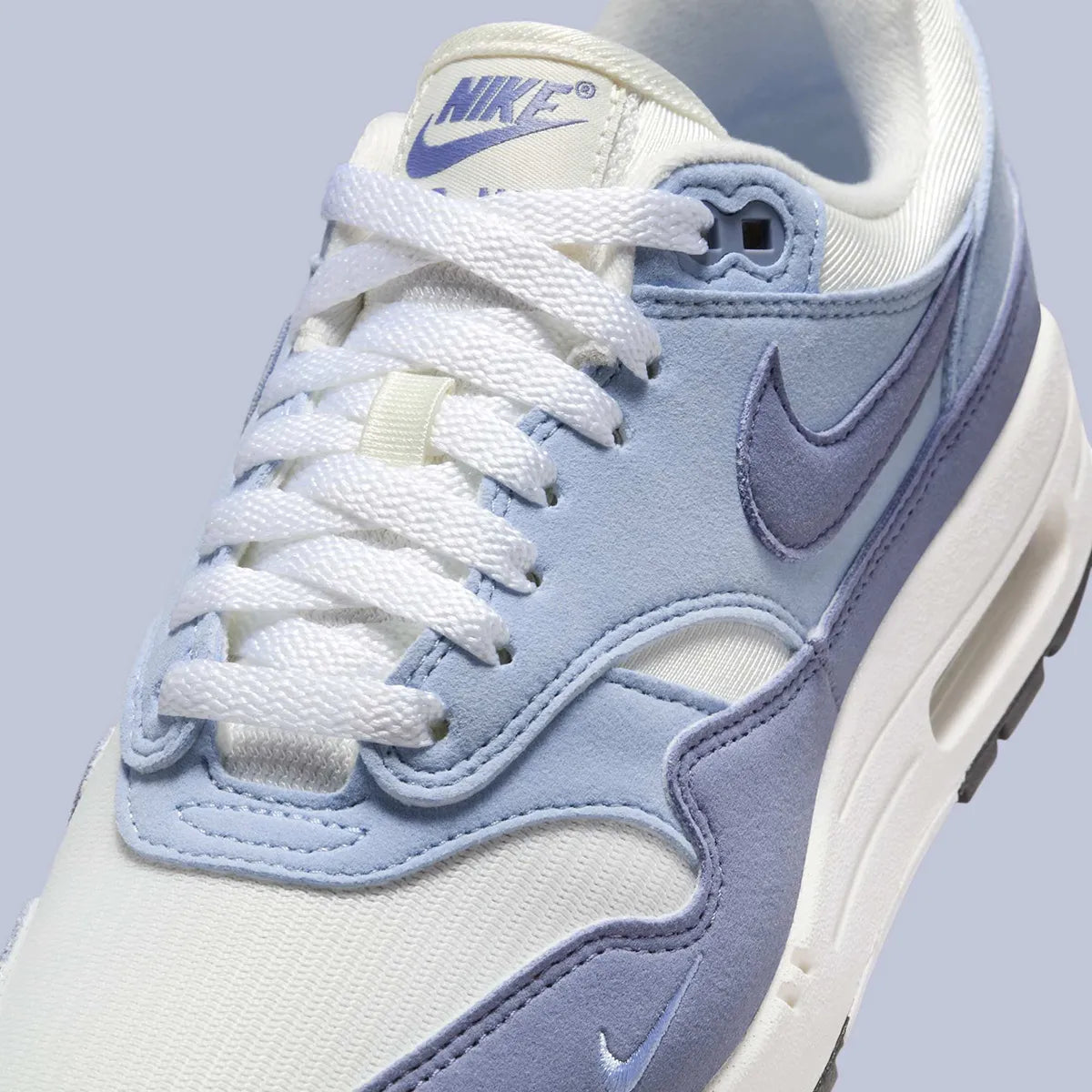 Chaussure de ville Nike Air Max 1 Light Armory Blue , semelle confortable , vue de coté