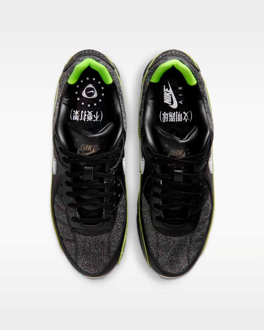 Sneaker Nike Air Max 90 Tiempo 2005 en cuir premium noir avec semelle Air visible et détails inspirés des chaussures de football vintage.