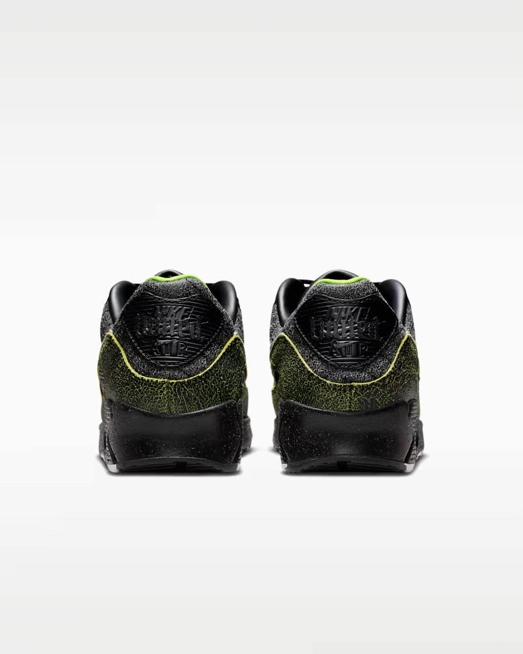 Sneaker Nike Air Max 90 Tiempo 2005 en cuir premium noir avec semelle Air visible et détails inspirés des chaussures de football vintage.
