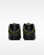 Sneaker Nike Air Max 90 Tiempo 2005 en cuir premium noir avec semelle Air visible et détails inspirés des chaussures de football vintage.