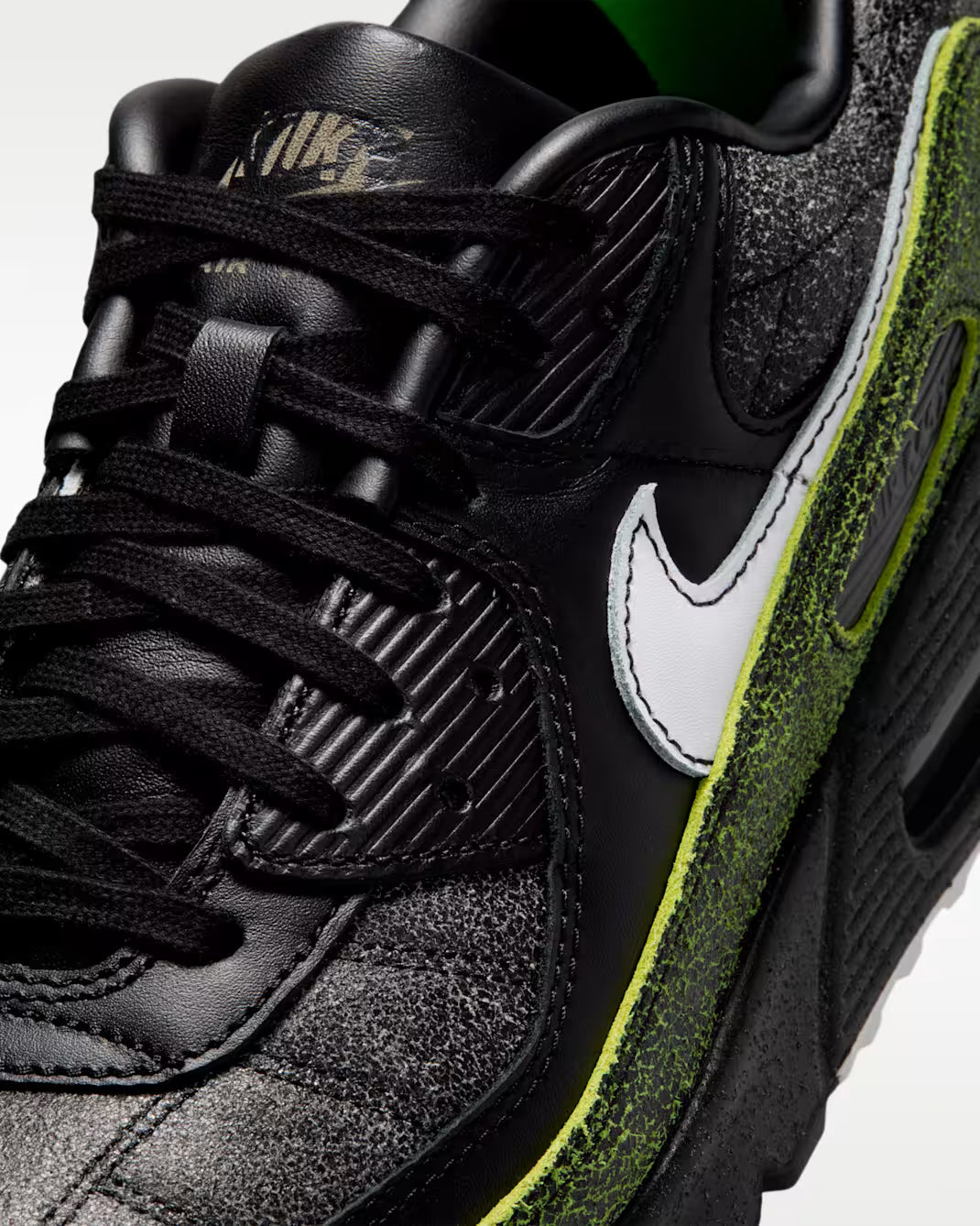 Sneaker Nike Air Max 90 Tiempo 2005 en cuir premium noir avec semelle Air visible et détails inspirés des chaussures de football vintage.