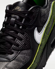 Sneaker Nike Air Max 90 Tiempo 2005 en cuir premium noir avec semelle Air visible et détails inspirés des chaussures de football vintage.