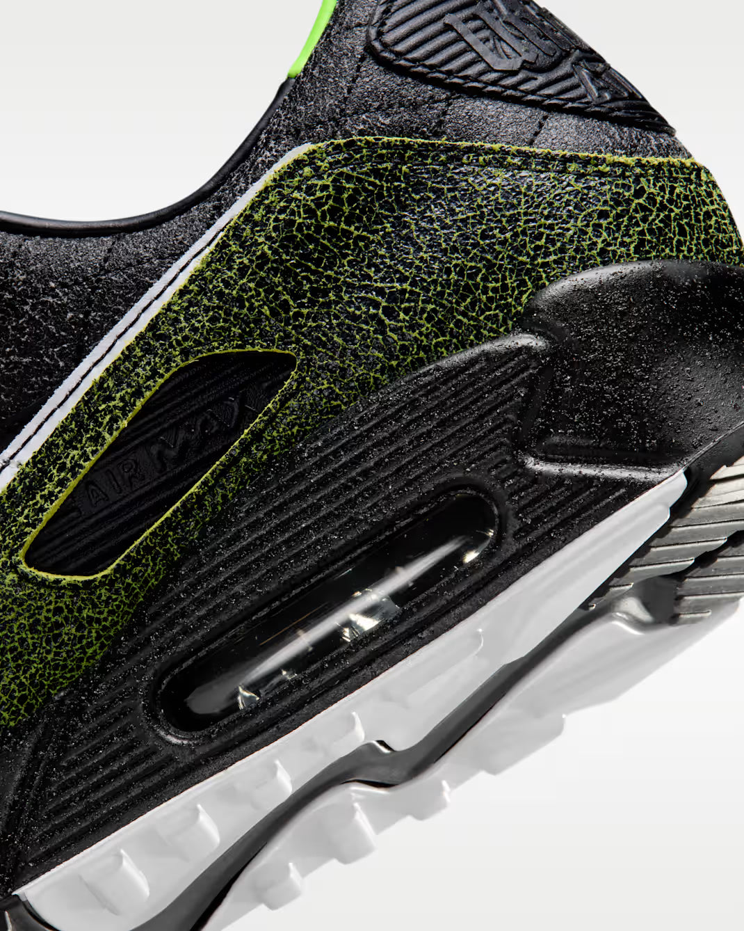 Sneaker Nike Air Max 90 Tiempo 2005 en cuir premium noir avec semelle Air visible et détails inspirés des chaussures de football vintage.